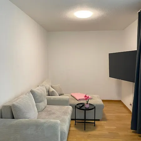 Cozy In Neusser Street Apartament *