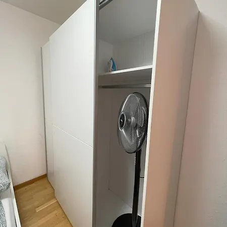 Cozy In Neusser Street Apartament